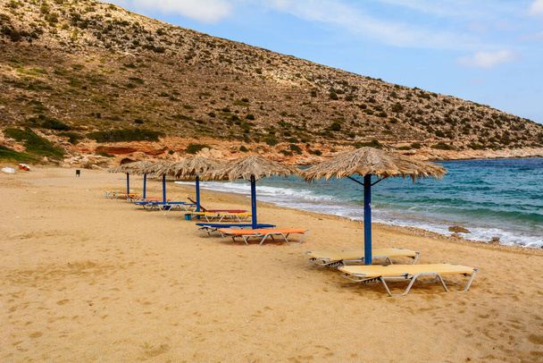 Ios Adası 'ndaki Agia Theodoti plajı. Altın kumu ve masmavi suları olan harika bir sahil. Cyclades, Yunanistan - Fotoğraf, Görsel