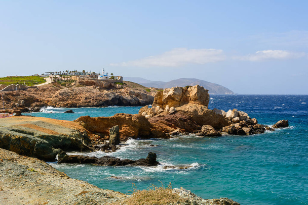 Costa rocciosa sulla spiaggia di Koumbara situata sull'isola di Ios. Grecia - Foto, immagini