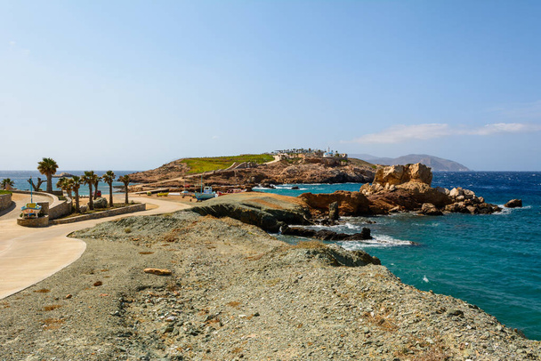 Koumbara plaża znajduje się w skalistej zatoce na wyspie Ios. Grecja - Zdjęcie, obraz