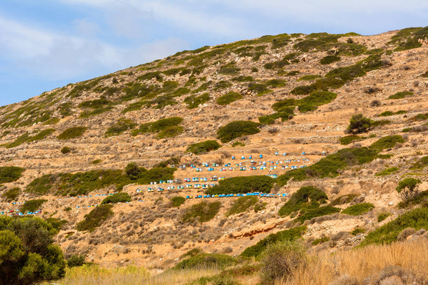 Colmenas coloridas en una ladera de montaña en la isla de Ios en Grecia, Islas Cícladas - Foto, Imagen