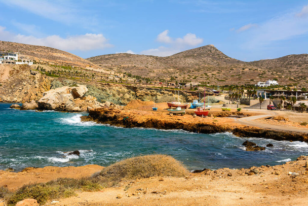 Koumbara plaża znajduje się w skalistej zatoce na wyspie Ios. Cyklady, Grecja - Zdjęcie, obraz