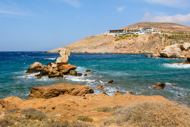Pláž Koumbara se nachází ve skalnatém zálivu na ostrově Ios. Kyklady, Řecko - Fotografie, Obrázek