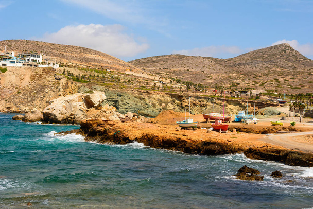 Playa de Koumbara situada en una bahía rocosa en la isla de Ios. Cícladas, Grecia - Foto, Imagen