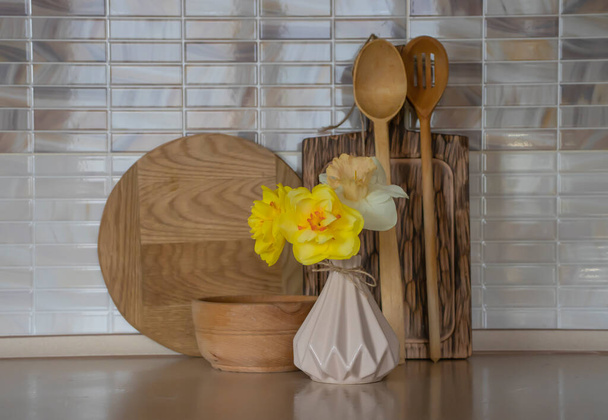 Wooden utensils, narcissus flower kitchen background - Foto, Bild