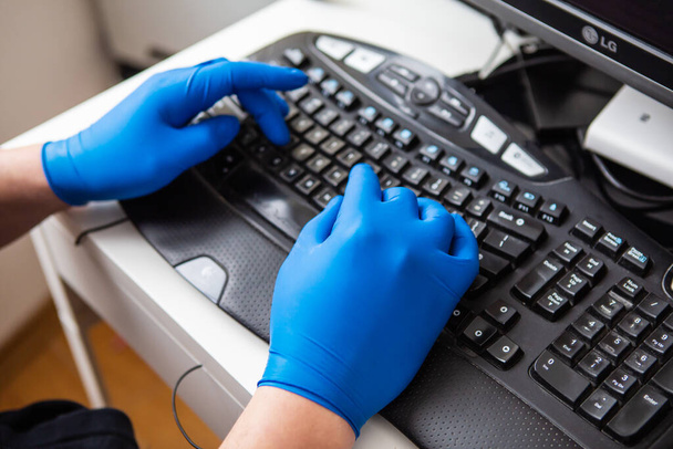 Un médecin en gants bleus recueille rapidement des données sur un patient. Le concept de soins de santé et de prise en charge de votre santé - Photo, image