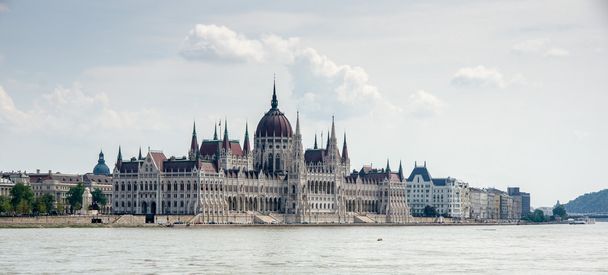 Πανοραμική άποψη του Ουγγρικού Κοινοβουλίου. Margit γέφυρα. - Φωτογραφία, εικόνα