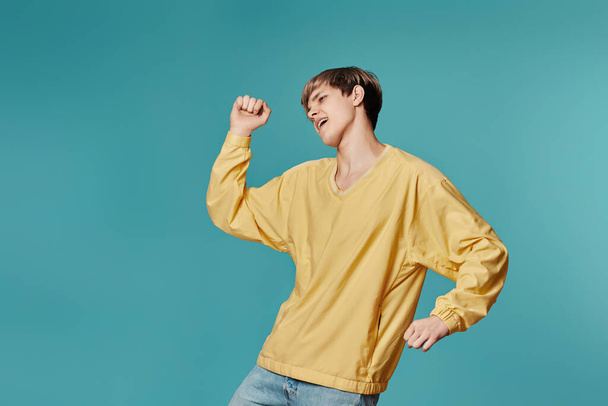 young man in casual yellow clothes dancing - Foto, afbeelding