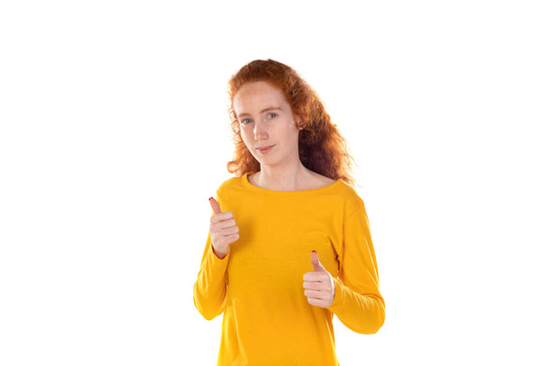 Фото молодого веселого гарного настрою усміхненої молодої дівчини вказують на рекламу пальців ізольовану на білому тлі
  - Фото, зображення