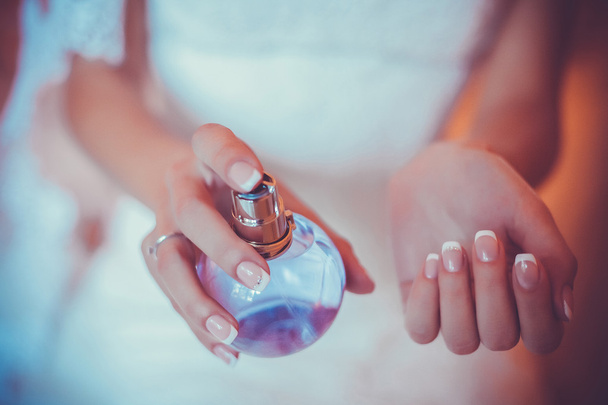 Vrouw die parfum op haar pols aanbrengt - Foto, afbeelding
