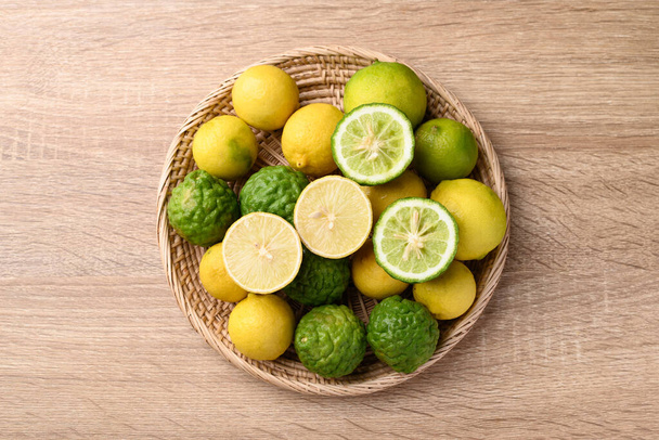Cal de Kaffir e limão amarelo em madeira, citrinos - Foto, Imagem