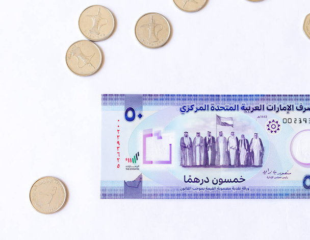 Az új dh50 dirham bankjegy az alapító Zayed sejk képével az Egyesült Arab Emírségek alapító atyáival együtt történelmi emlékművek - Fotó, kép