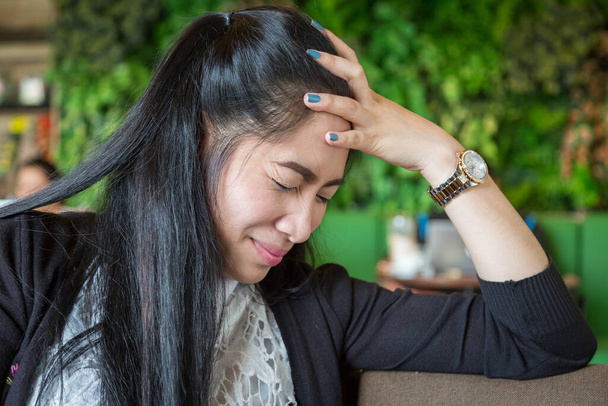 Les maux de tête des femmes sont stressés par le travail acharné - Photo, image