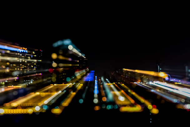 Blur of City éjjel fény bokeh és a víz visszaverődés háttér - Fotó, kép