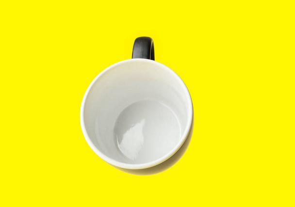 Керамічна чашка на жовтому фоні
 - Фото, зображення