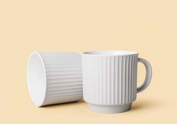 Nuove tazze di ceramica su sfondo colore - Foto, immagini