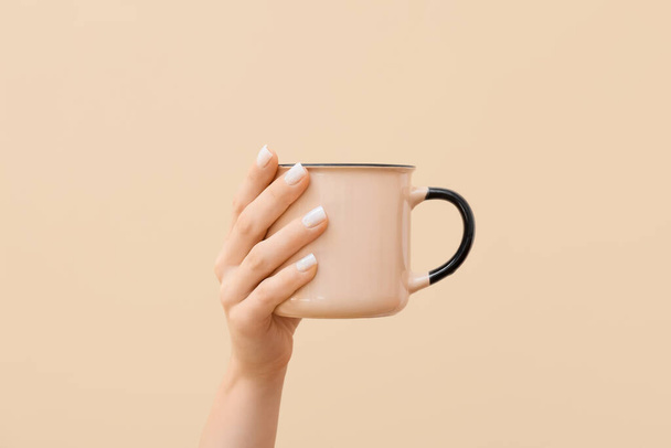 Woman holding ceramic cup on color background, closeup - Foto, imagen