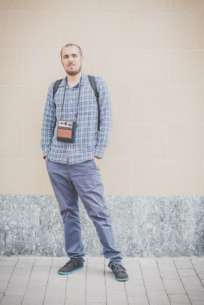 guapo hipster casual multitarea hombre moderno con vintage cam
 - Foto, imagen