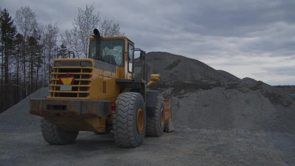 bulldozer e ghiaia in cantiere pesanti macchine da scavo gialle  - Filmati, video