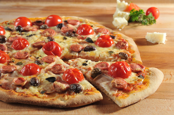 ペパロニのピザ - 写真・画像