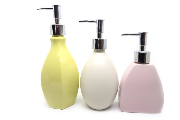 Moderní multi-barevné láhve sprchový gel na bílém pozadí - Fotografie, Obrázek
