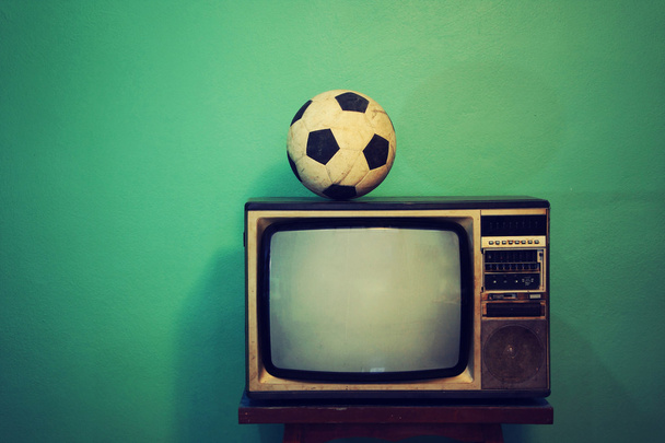 Un vieux football sur une TV rétro, style vintage
 - Photo, image