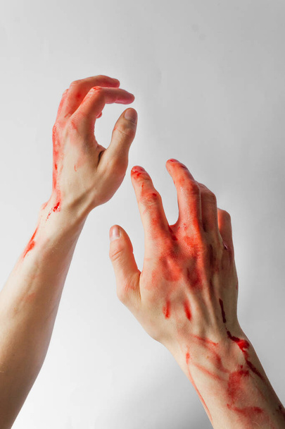 Maldito homem mãos isoladas no fundo branco. Mãos de um assassino e de um violador. Massacre em Bucha perto de Kiev. Parem a guerra e a violência na Ucrânia. - Foto, Imagem