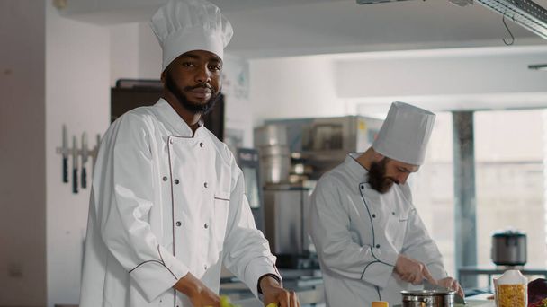 Портрет афроамериканської кулінарії приготування інгредієнтів страви
 - Фото, зображення