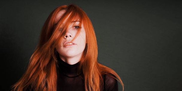 érzéki portré fiatal nő vad vörös haj - Fotó, kép