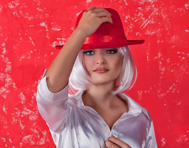 Style girl in red hat - Foto, afbeelding