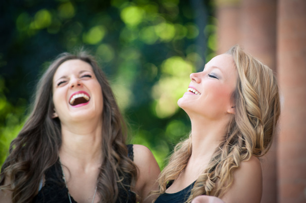 Duas garotas bonitas rindo juntas
 - Foto, Imagem