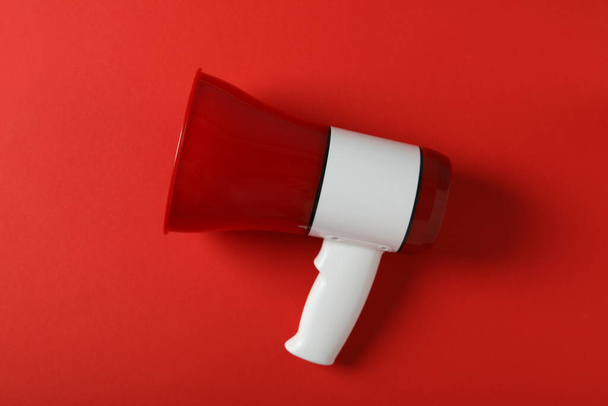 Red and white megaphone on red background - 写真・画像