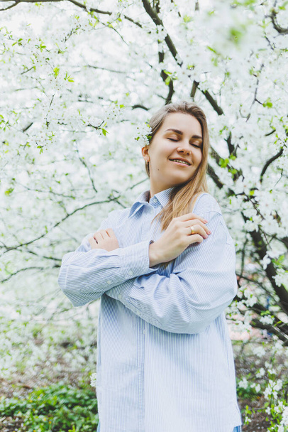Muotokuva kaunis romanttinen nainen omenapuissa kukkii
 - Valokuva, kuva