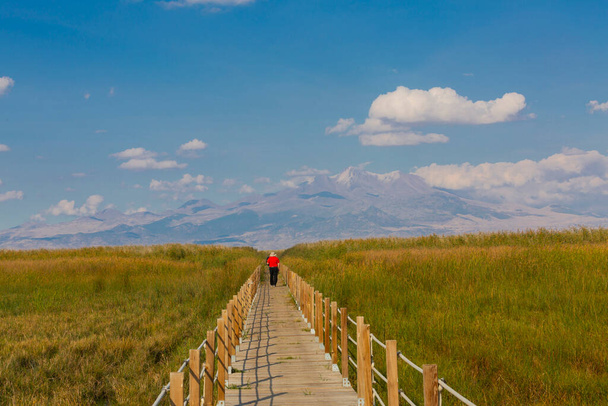 gyönyörű táj és a sultanmarshes (bird paradise) mellett erciyes hegy, kayseri - Fotó, kép