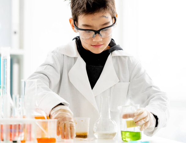 School boy in chemistry class - Foto, Bild