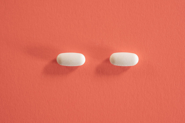 Close-up van met pillen op rode achtergrond - Foto, afbeelding