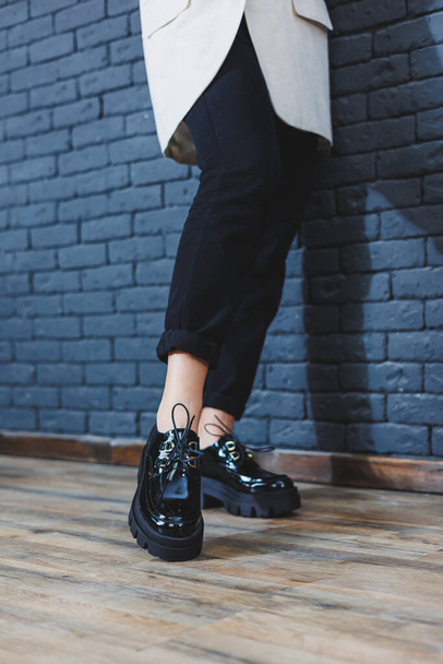 Kaunis nainen jalat muodikkaissa vaatteissa, tyylikäs nahka musta kiiltonahka pitsi-up kengät lähikuva. Naisten kuva keväällä tyyliin - Valokuva, kuva