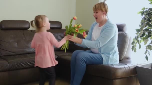 schattig klein kind kind dochter knuffelen gelukkig mam gefeliciteerd met moeders dag concept omarmen dankbaar mama - Video