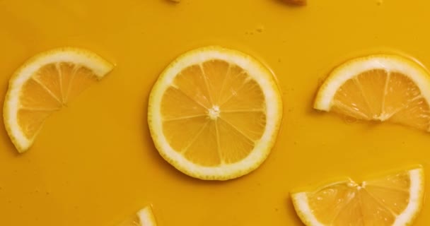 Top view rotation of fresh slice of lemons juice and gel serum, organic cosmetics, vitamin C, fresh citrus fruits, Lemon extract - Кадры, видео