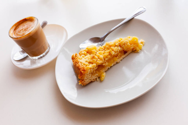 Dutch apple pie slice served with glass of hot chocolate - Foto, afbeelding