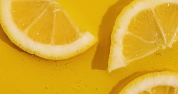 Top view rotation of fresh slice of lemons juice and gel serum, organic cosmetics, vitamin C, fresh citrus fruits, Lemon extract - Filmagem, Vídeo