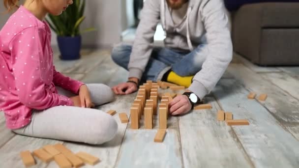 Πατέρας και ευτυχισμένη κόρη παίζουν ξύλινα μπλοκ, φιλία και να μάθουν μέσα από το παιχνίδι δραστηριότητα, αστεία εκπαιδευτικά παιχνίδια για την ανάπτυξη των παιδιών, ευτυχισμένη οικογένεια - Πλάνα, βίντεο