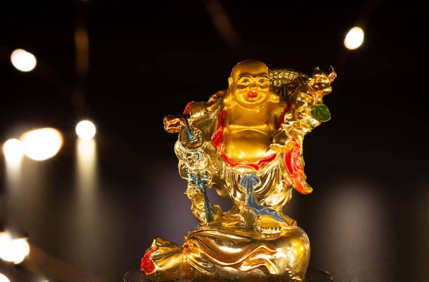 Άποψη του γελαστού Βούδα θεωρείται ως σύμβολο της ευτυχίας, της αφθονίας, της ικανοποίησης και της ευημερίας - Φωτογραφία, εικόνα