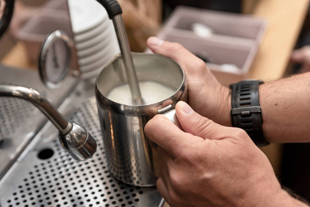 a tej felmelegítése kávéfőzőgépben - Fotó, kép