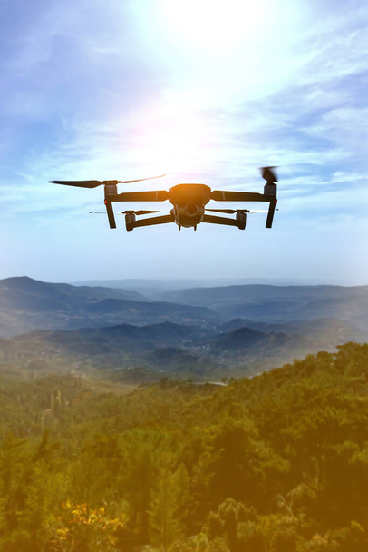 Vouwen kleine drone vliegt over de bergen - Foto, afbeelding