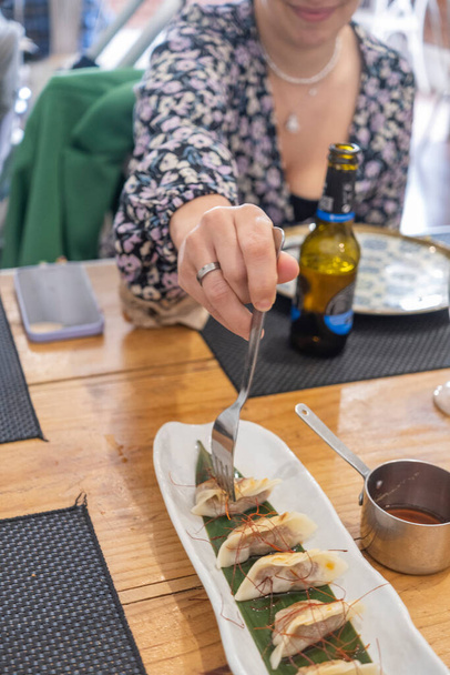 крупным планом руки молодой женщины, сидящей за столом, обедающей в очаровательном ресторане, на винтажном столе. Тенерифе, Канарские острова, Испания - Фото, изображение