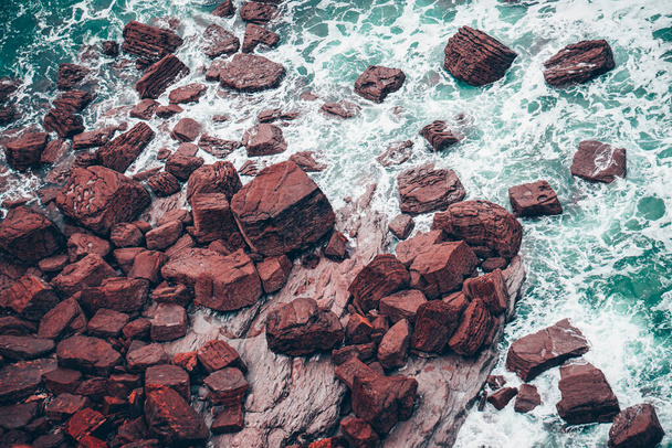  rocas en el mar en la costa de Bilbao, España  - Foto, Imagen