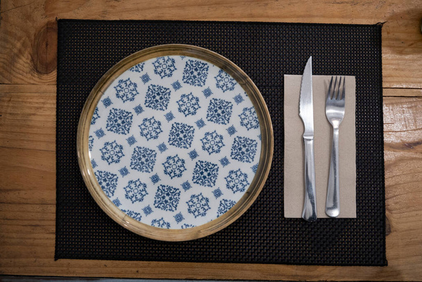 Λευκά κινέζικα επιτραπέζια σκεύη πορσελάνης με ζωγραφισμένα στο χέρι μπλε διακοσμητικά σχέδια για πολυτελές εστιατόριο. Τενερίφη, Κανάριοι Νήσοι Ισπανία - Φωτογραφία, εικόνα