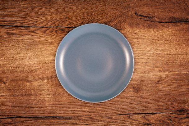 Empty plate on dining room table, top view - Foto, Imagen