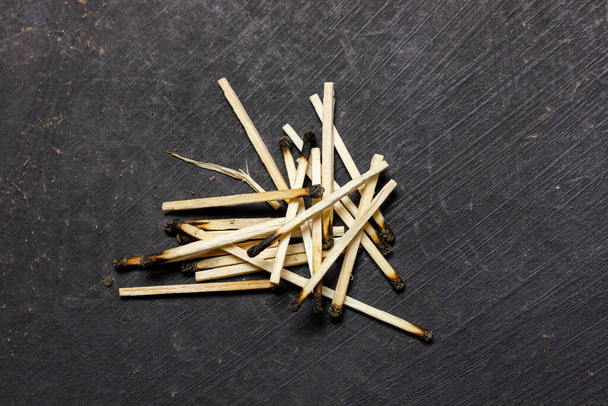 Burnt matches on a black background. Collection of charred matches. - Foto, imagen