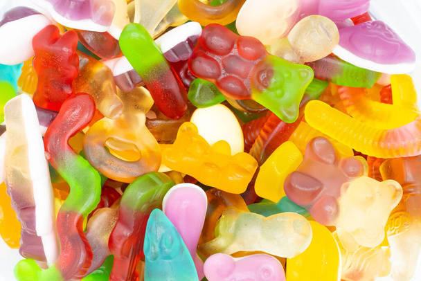 Zbliżenie do różnych słodyczy galaretki, mieszane kolorowe cukierki gumowe - Zdjęcie, obraz